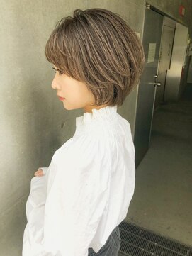 ロット 横浜(lot) 小顔ふんわりショート×くびれヘア×くすみベージュ[横浜駅]