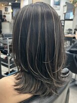 キラ 渋谷(KILLA)&nbsp;ツヤ髪スタイル/ミディアムレイヤー/ブルージュ/グレージュジュ