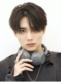 狭めで作る束感センターパート刈り上げツーブロックカルマヘア