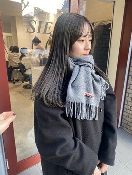 シイ(SIE) オリーブカラーロングヘア