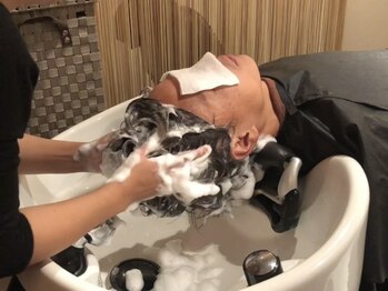 ポピイズ(POPPIES)の写真/【博多/髪質改善】自宅ではケアしきれない頭皮の汚れをマイクロバブルで洗浄◎半個室で極上のサロンTimeを