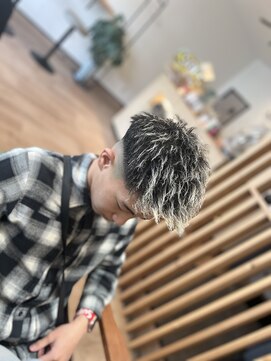 ソロ(SOLE.) ツーブロックショートフェードスタイル