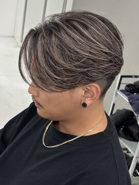 カット　ホワイトメッシュ　バレイヤージュ　センターパート