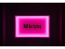 マッドヘアーファクトリー(MaD Hair Factory)の雰囲気（最大の目印！パッションピンクの大きな窓）