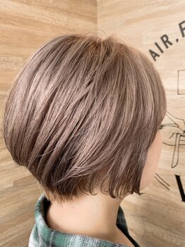 ヴィー ヘアー ファッション バー(VII hair.fashion.bar)の写真/大人女性の魅力を引き出す美しい仕上がり♪白髪を活かしたオシャレなグレイカラーで、上品な艶髪を実現！