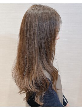 コーエン(cowen) 胸上フェミニンロングゆるふわウェーブ短め前髪グレージュ30代