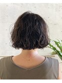 強めカールのボブスタイル