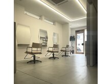 ドットサイン(.CYEN)の雰囲気（陽当たりが良く明るくシンプルで暖かみのある店内。）