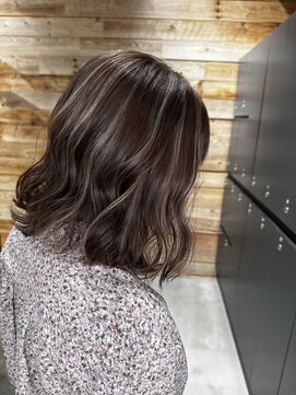 ベイショア(Bay Shore NY) ハイライトカラーことりベージュグレージュ外ハネボブ