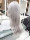 赤味ゼロの透明感が可愛いホワイトアッシュカラー