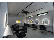 シックな雰囲気に店内は広々として、落ち着くサロン