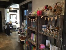 リカスヘアースペース(Recasu hair space)の雰囲気（サロンのいたる所にこだわりの雑貨やヘアケア用品が並んでいます）