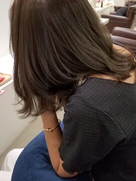 インビテーション(invitation) 赤みを消す！オリーブグレージュ