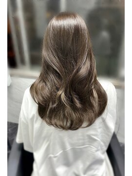 ランズ(LANDS) カーキアッシュ顔まわりレイヤーカット 【韓国ヘア 大阪 梅田】