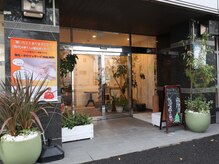 オカリナ(ocarina)の雰囲気（施設入り口。カフェから美容まで全てが詰まった美容施設です）