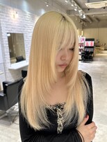 フリーラ 表参道(freera) ホワイトブロンド 美髪 イメチェン 外ハネボブ ワイドバング