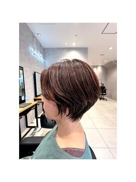 アース 二俣川店(HAIR&MAKE EARTH) 抜け感のある、大人の丸みショートスタイル【二俣川】