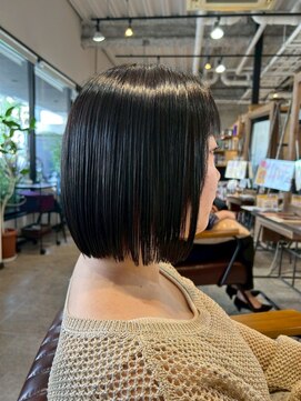 スペックホルダー(Spec Holder) 暗めカラーシルキーブラックボブ