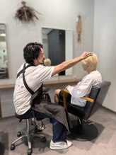 色と動きは、時間をかけて決める店です。