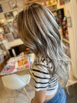 ヘア メイク ココ(hair make coco)&nbsp;動きを表現★ホワイトバレイヤージュ
