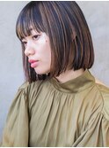 たっぷりハイライトカラーのシンプルボブ