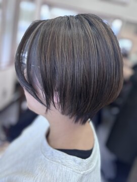 ピックアップ(Pick UP) ブリーチ　フェイスフレーミング　アッシュブルー　ショートヘア