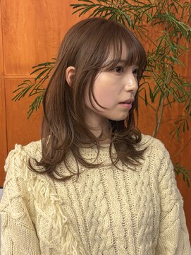 顔まわりにデザインのある大人レイヤー