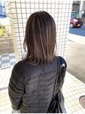 コントラストハイライト×大人ベージュ×切りっぱなしミディアム