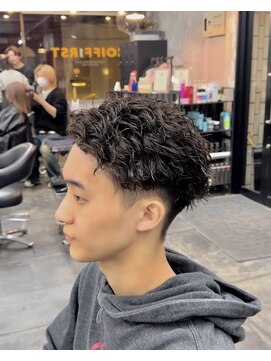 コワファースト長崎シャンプーボーイ 2nd(COIFF1RST 長崎 SHAMPOO BOY) 刈り上げメンズショートメンズカットツイストスパイラルパーマ