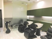 ヘアーアンドビューティー ザ ビー(Hair & Beauty the B)の雰囲気（シャンプーではゆったりとお過ごしいただけます。【ヘッドスパ】）