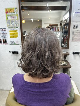 ポム(Pom) 透明感のあるグレージュ系カラー