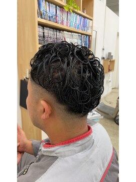 レオ 幸手(Leo) 30代40代メンズ刈り上げフェードスタイルかき上げ短髪ワイルド