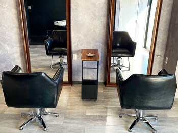ファロ ヘアデザインスパ(falo Hair design.spa)の写真/【白木原駅徒歩2分】大人女性におすすめ◇2席のみのプライベートサロンでくつろぎながら、理想のスタイルへ