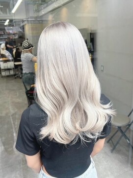 エミーバイモアムー(Emmie byMoremuu) 【アイリ】ハイトーンホワイトカラー