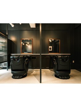 <半個室のラグジュアリー空間>大人男性がくつろぐ落ち着いたシックな雰囲気。[広尾駅/MEN'S/メンズカット]