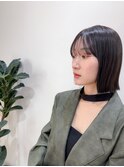 自然体で垢抜ける、ミニマルな暗髪ストレートボブ/新宿