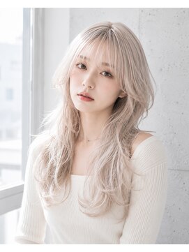 エリス ナンバ(Eliss Namba) ホワイトブロンド×レイヤーカット