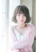 ハイトーングレージュのふんわり柔らかボブ