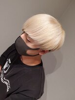 アクシー ヘアーアンドメイク(AXY HAIR&MAKE)&nbsp;2ブロック刈り上げマッシュ/ブロンドカラーサイドパートマッシュ