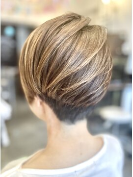 サーティエイト(38) 60代 小顔丸みショート/ハイライト/メッシュ/カット/ボブ/元町/