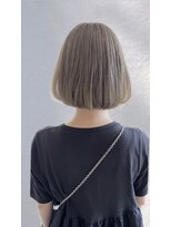 アンドザビューティ(AND THE BEAUTY) 内巻きボブ／グレージュ