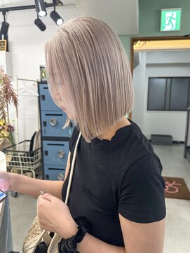 ヒビヲ(HIBIO) 切りっぱなしボブタッセルボブブリーチカラーホワイトベージュ