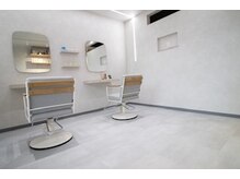 グレーを基調とした、ゆったりと広い空間になっております。