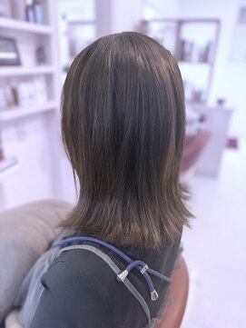 ミディアムにほんのりくすみ感を加えたオリーブベージュスタイル