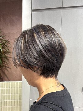 ★白髪ぼかしハイライトで上品なショートスタイルに！横浜