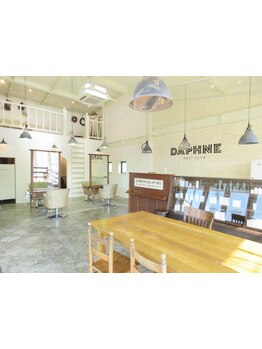 オーナー拘りのアンティークを基調としたフランスのアトリエをイメージした店内。お洒落な空間が魅力的。