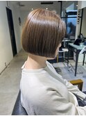 大人ボブ　ベージュカラー　切りっぱなしボブ　ミニボブ