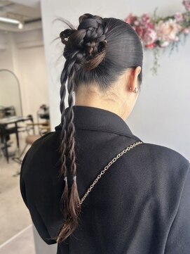 オモチャ(OMOCHA) 編み込み×お団子で大人クールなまとめ髪