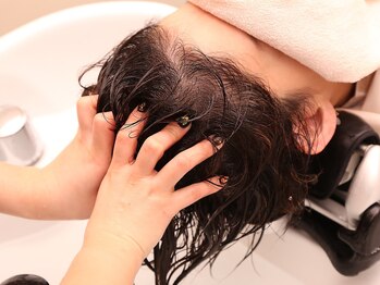 ヘアーエスクールエミュ(hair S. COEUR emu)の写真/美しい髪のケアはまず頭皮から！癒しの極上ヘッドスパで非日常なひとときを…。リフトアップにも◎