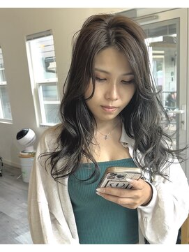 レポ(LEPO) 透明感あるエアリーロングとオリーブブラック